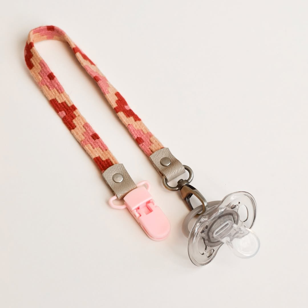 بند پستونک دخترونه